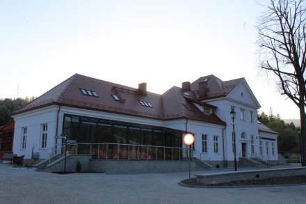  Zrewitalizowany budynek dworca kolejowego w Wiśle
